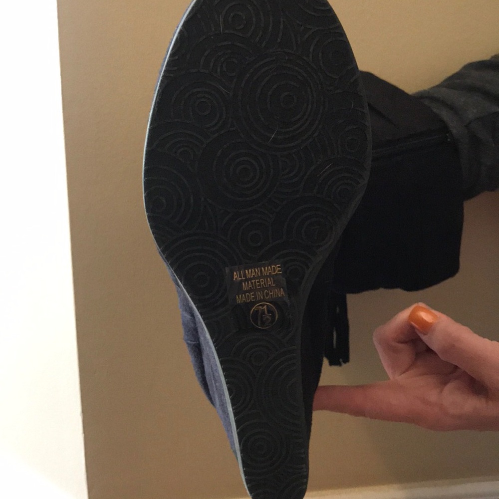 size 7 1/2 womens suede boots never worn - Picture 2 of 2